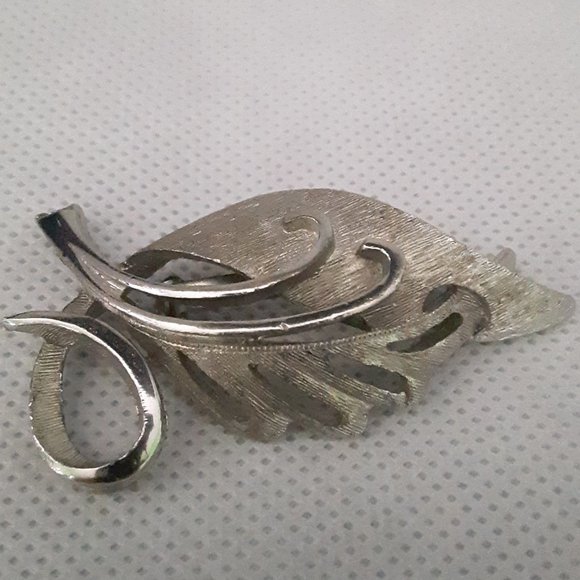 Brushed Silver Tone Leaf Pin Brooch - Picture 6 of 6